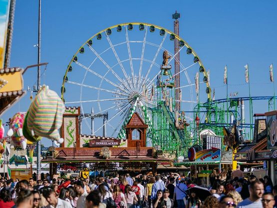 Viele Menschen auf dem Festplatz des Frühlingsfestes, im Hintergrund das große Riesenrad. Viele Menschen auf dem Festplatz des Frühlingsfestes, im Hintergrund das große Riesenrad.