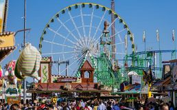 Viele Menschen auf dem Festplatz des Frühlingsfestes, im Hintergrund das große Riesenrad. 