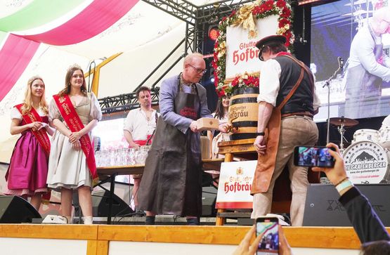Wasen-Bürgermeister Thomas Fuhrmann schlägt das erste Bierfass bei der Eröffnungsfeier auf der Bühne im Festzelt Wasenwirt an Wasen-Bürgermeister Thomas Fuhrmann schlägt das erste Bierfass bei der Eröffnungsfeier auf der Bühne im Festzelt Wasenwirt an