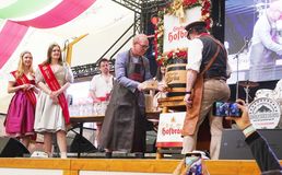 Wasen-Bürgermeister Thomas Fuhrmann schlägt das erste Bierfass bei der Eröffnungsfeier auf der Bühne im Festzelt Wasenwirt an