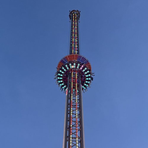 Die Spitze des Fortress Tower mit der runden Sitzreihe rund um den Tower.
