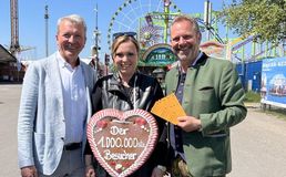 Geschäftsführer Andreas Kroll und Abteilungsleiter Marcus Christen mit der millionsten Besucherin des Stuttgarter FrühlingsfestesIsabell Köhler 