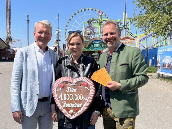 Geschäftsführer Andreas Kroll und Abteilungsleiter Marcus Christen mit der millionsten Besucherin des Stuttgarter FrühlingsfestesIsabell Köhler Geschäftsführer Andreas Kroll und Abteilungsleiter Marcus Christen mit der millionsten Besucherin des Stuttgarter FrühlingsfestesIsabell Köhler