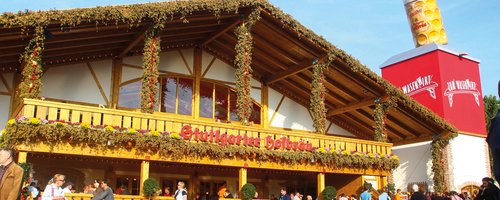 Außenansicht des Festzeltes "Wasenwirt". Markant ist der riesige Bierkrug auf dem Turm rechts vom Festzelt.