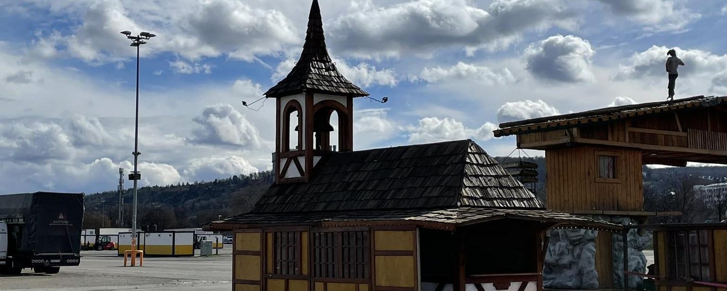 Der Aufbau auf dem Wasen ist in vollem Gange