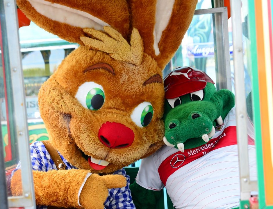 Maskottchen Wasi und VfB-Maskottchen Fritzle fahren zusammen im Riesenrad.