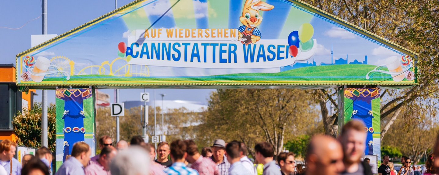 Viele Fußballfans feiern zum Abschluss