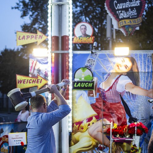 Ein Mann hebt gerade einen großen und schweren Hammer um bei "Hau den Lukas" die Platte zu treffen.