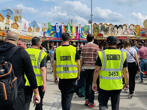 Sicherheitspersonal läuft über den Wasen.