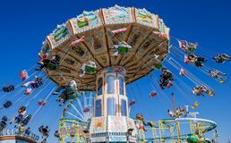 Nostalgisches Riesenrad in Betrieb vor strahlend blauem Himmel
