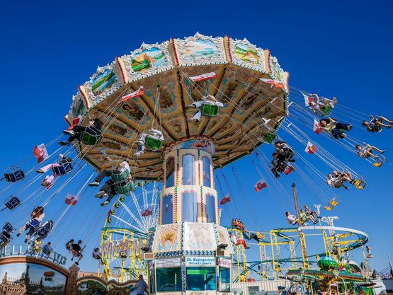 Nostalgisches Riesenrad in Betrieb vor strahlend blauem Himmel
