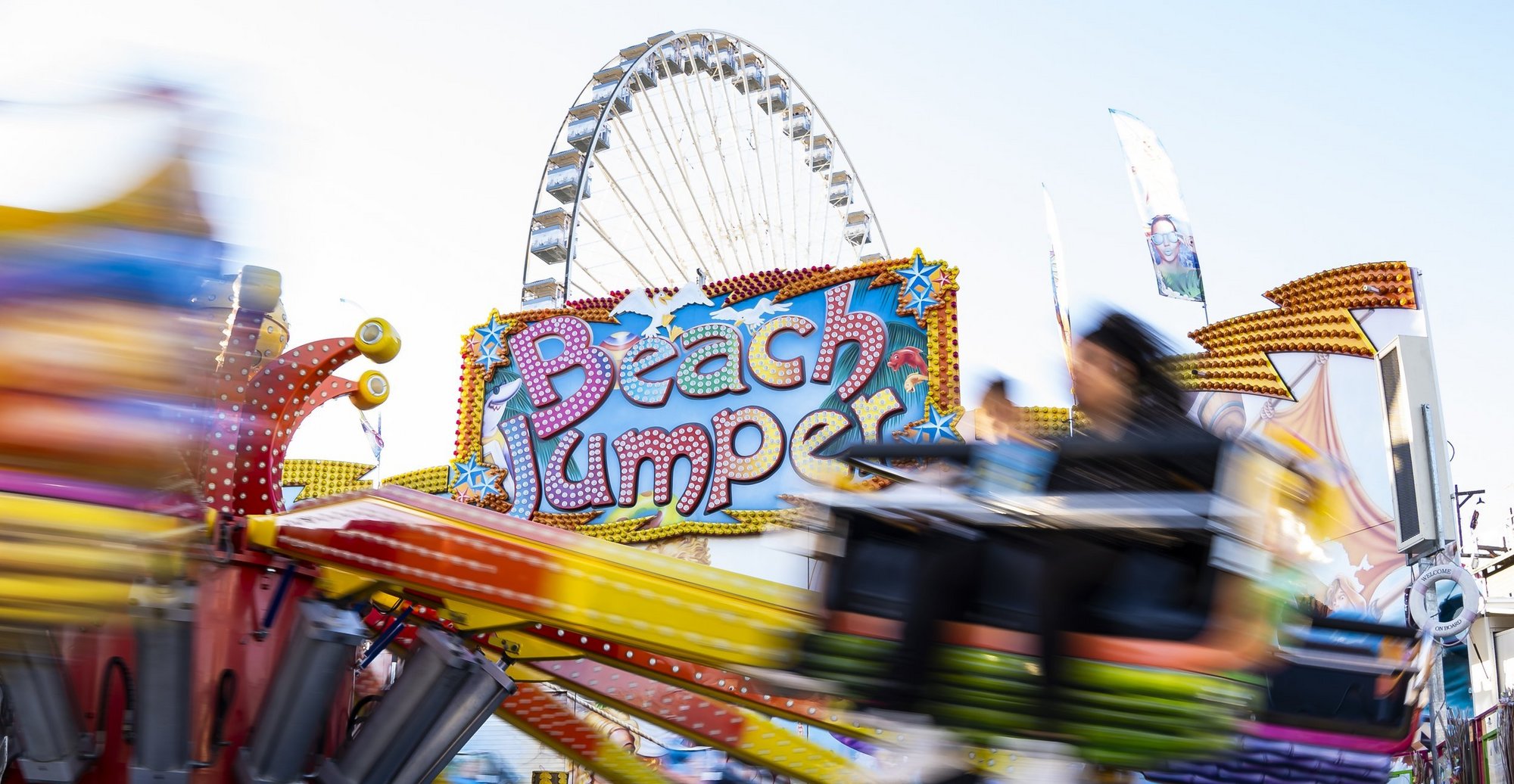 Das Fahrgeschäft "Beach Jumper" in Aktion.