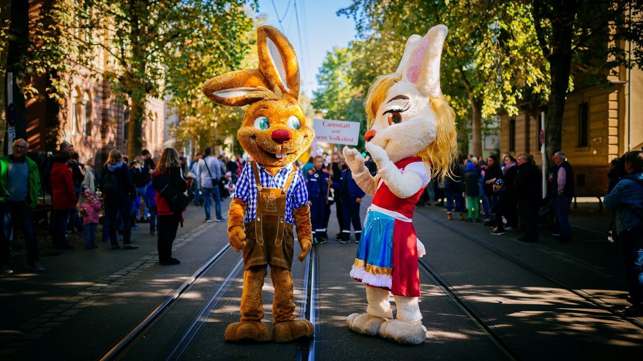 Maskottchen "Wasi" mit seiner Freundin "Hasi" beim Volksfestumzug