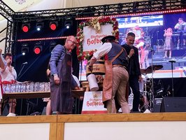 Bürgermeister Thomas Fuhrmann während der Eröffnungsfeier des Stuttgarter Frühlingsfestes beim Fassanstich.