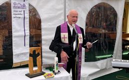 Pfarrer Johannes Bräuchle bei seinem letzten Gottesdienst beim Frühlingsfest 2025 im Biergarten von Linda Ade