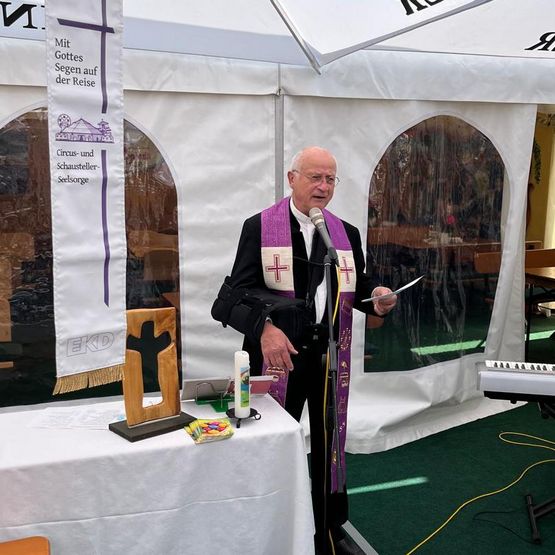 Pfarrer Johannes Bräuchle bei seinem letzten Gottesdienst beim Frühlingsfest 2025 im Biergarten von Linda Ade Pfarrer Johannes Bräuchle bei seinem letzten Gottesdienst beim Frühlingsfest 2025 im Biergarten von Linda Ade