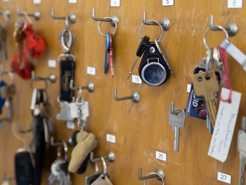 Ein Schlüsselbrett mit zahlreichen Schlüsseln an Haken.