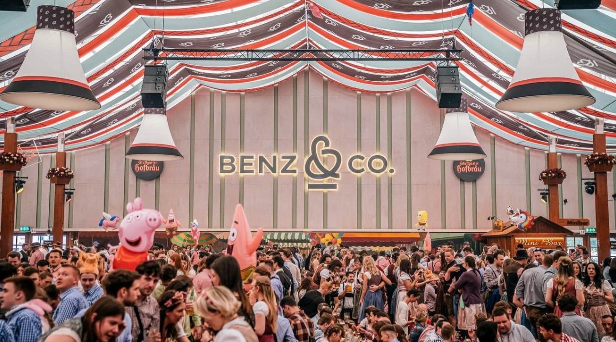 Innenansicht des Festzeltes "Beim Benz" mit unzähligen feiernden Menschen.