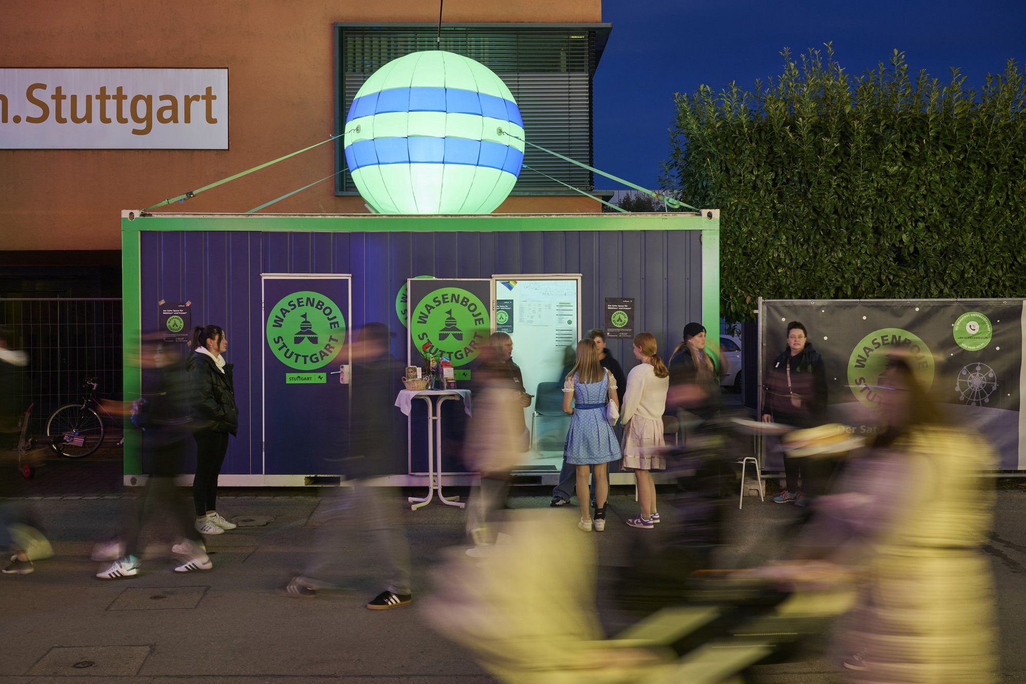 Die Wasenboje mit dem grün-blau beleuchteten Ball auf dem Container-Dach.
