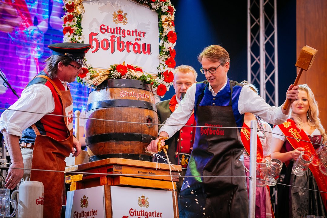 Drei Schläge und eine humorvolle Rede – Bürgermeister Föll gibt den Stimmungsmacher