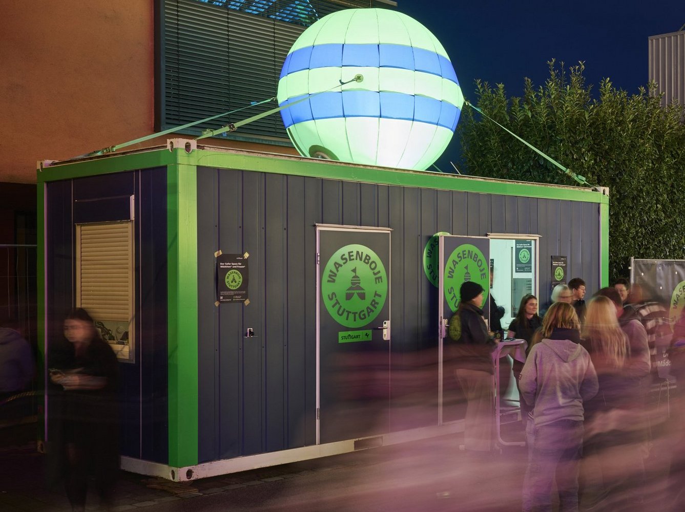 Die blau-grüne Wasenboje mit einem Leuchtballon auf dem Dach des Containers am Standort neben der Geisterbahn.