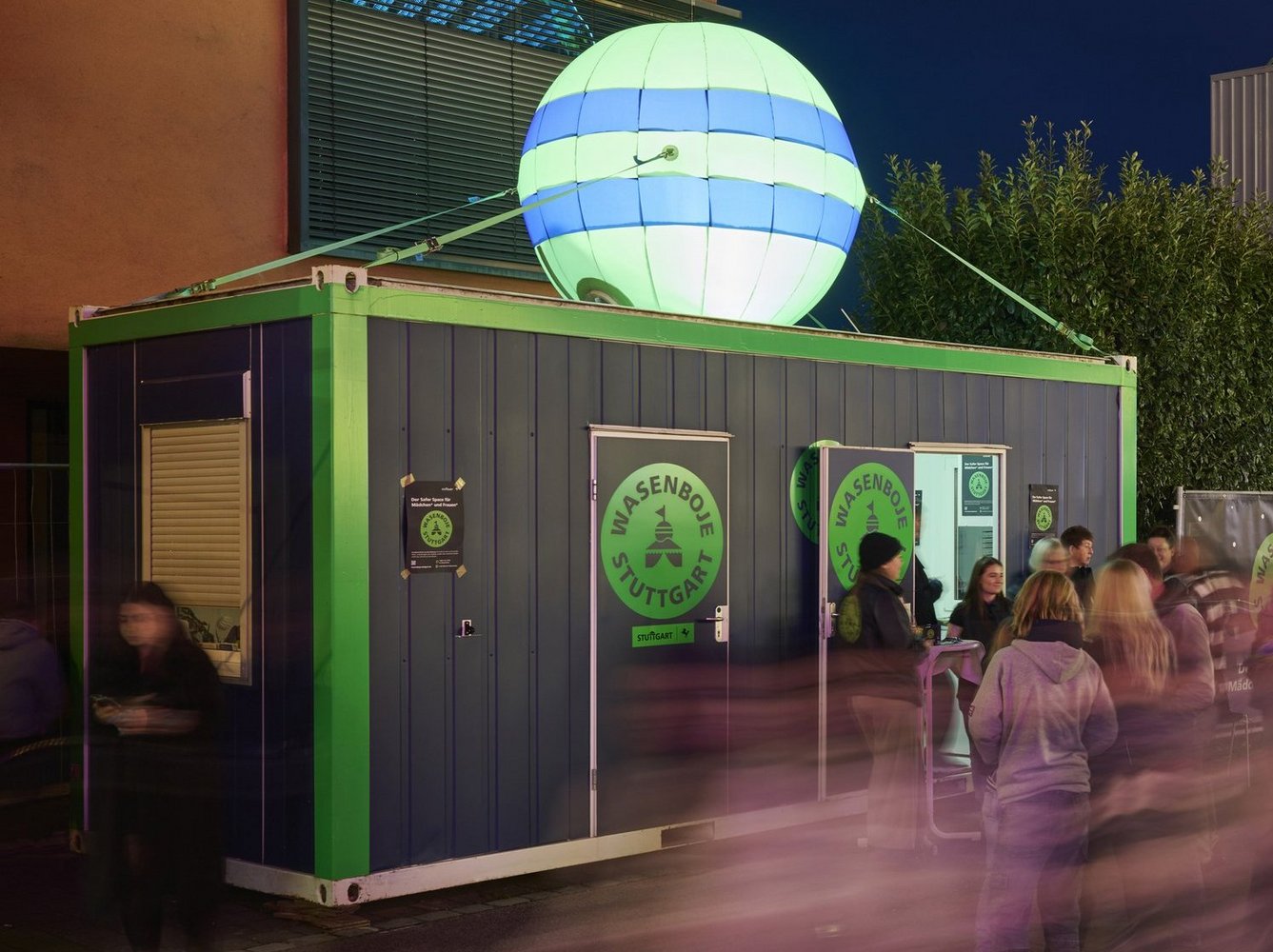 Die blau-grüne Wasenboje mit einem Leuchtballon auf dem Dach des Containers am Standort neben der Geisterbahn.