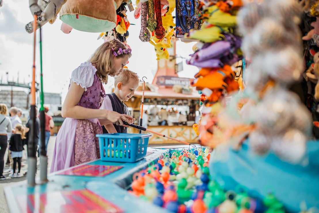 Ein Junge und ein Mädchen beim Entenangeln.