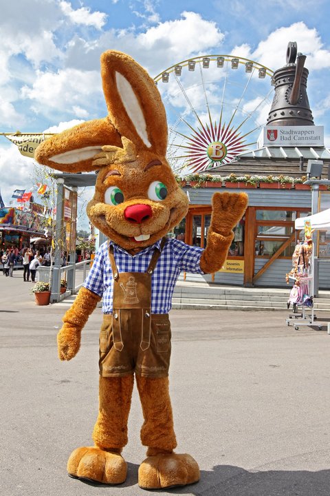 Maskottchen "Wasi" steht auf dem Volksfestplatz am Info-Pavillon 