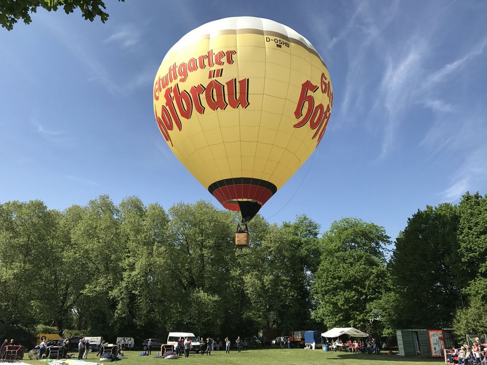 Gas- und Heißluftballons über dem Frühlingsfest gestartet – Fallschirm-Weltmeister Klaus Renz mit spektakulärer Premiere