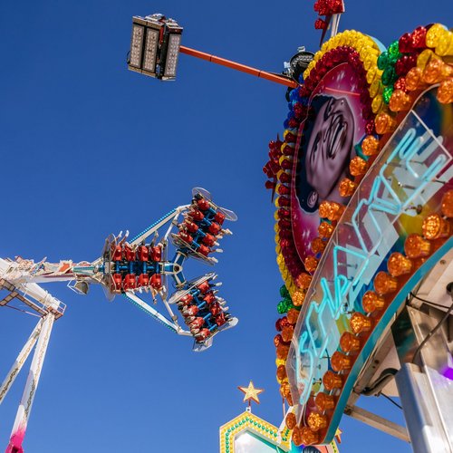 Links ist ein Schwenkarm, rechts ein Schild, auf dem "Shake" steht, vor blauem Himmel.