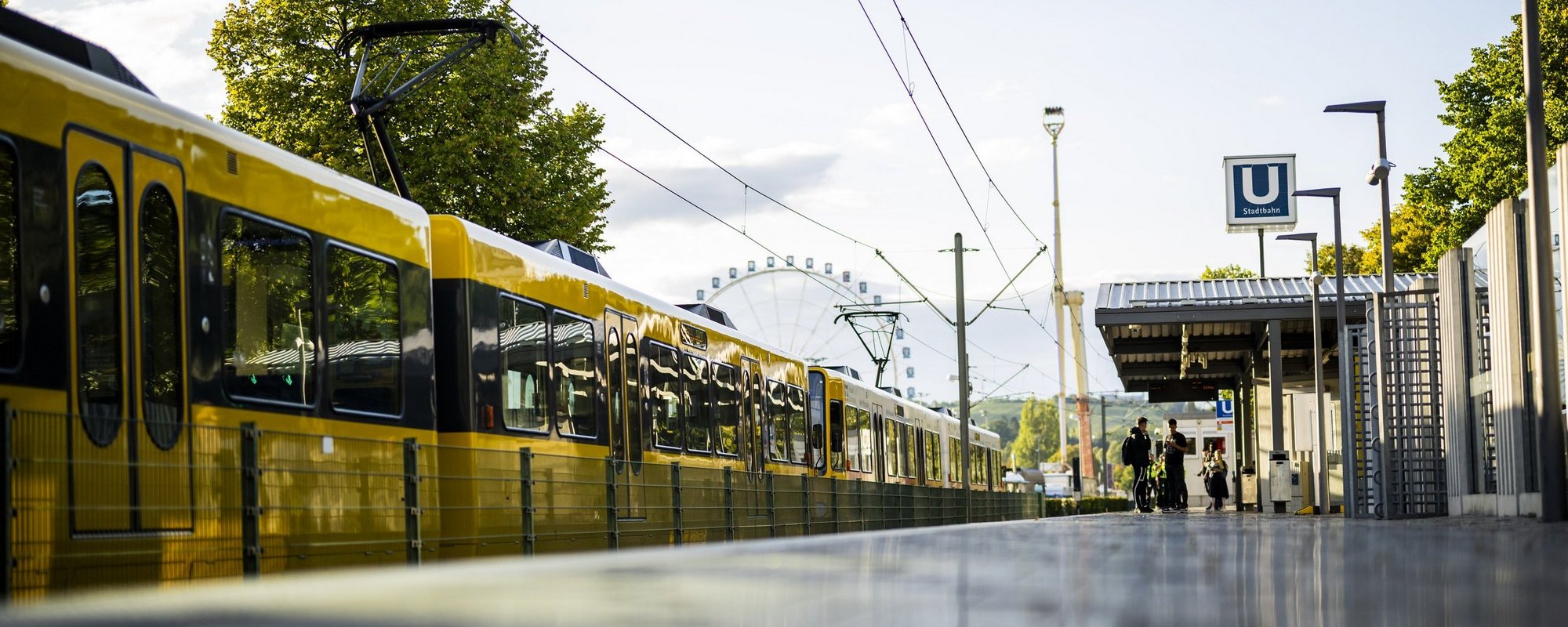 Eine Stadtbahn hält an einer Haltestelle.