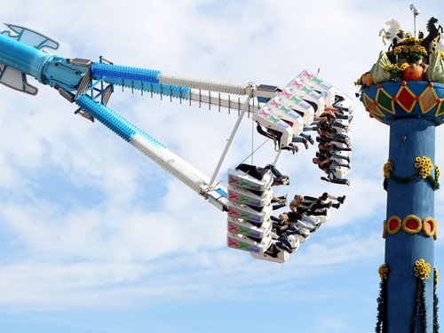 Die Überkopfschaukel "XXL" schwingt direkt neben der Fruchtsäule in die Höhe.