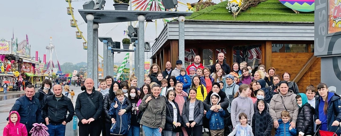 Fröhliche Gesichter in schweren Zeiten