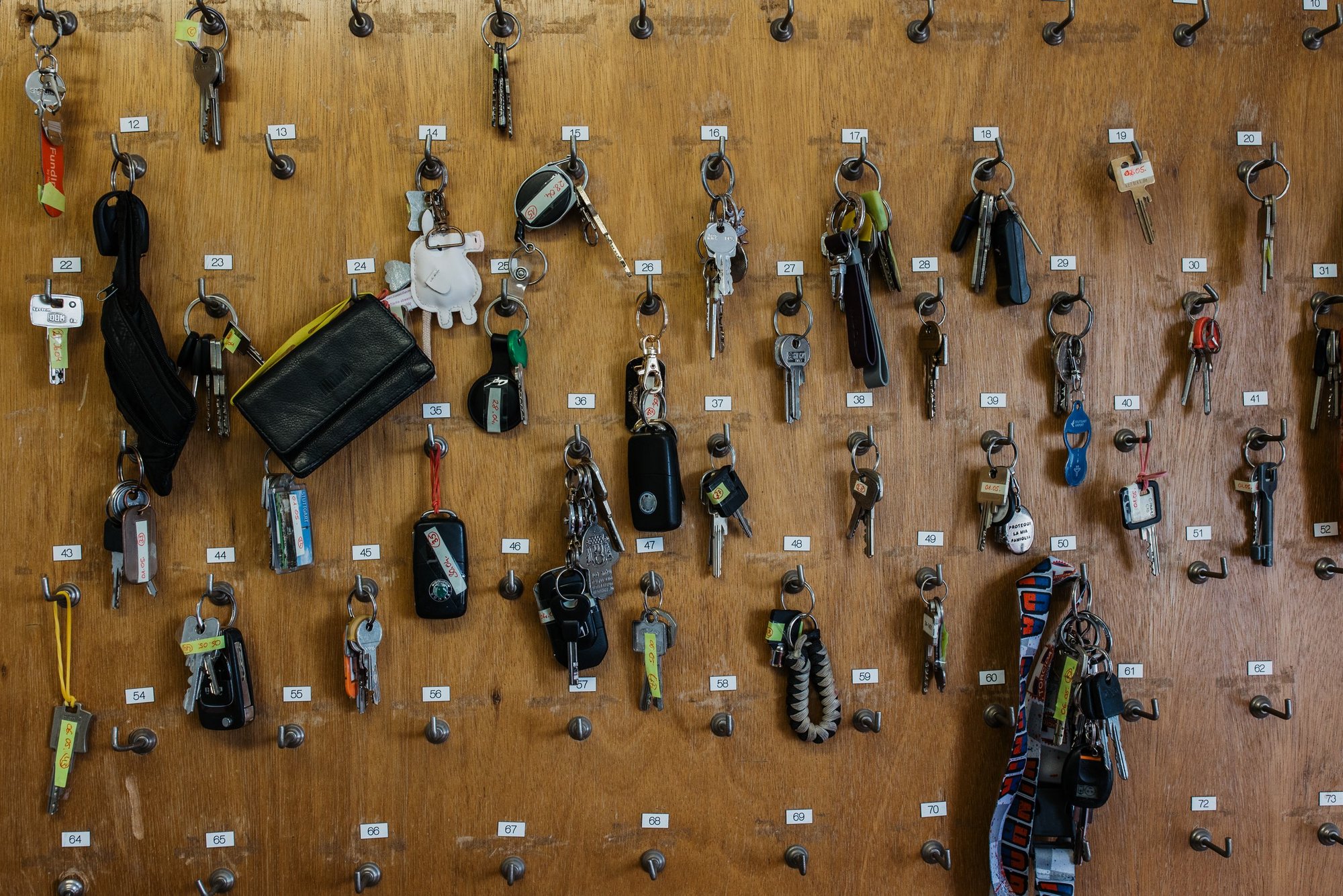 Eine Wand mit lauter Schlüsseln an Haken.