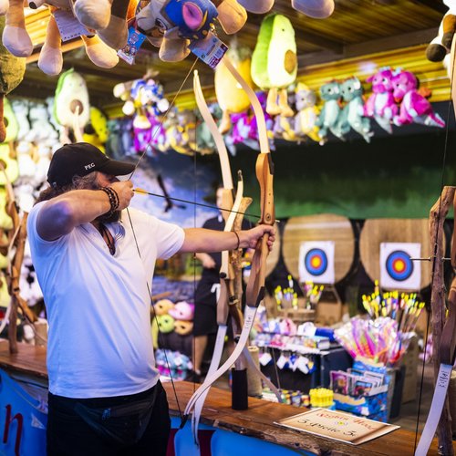 Ein Mann spannt seinen Bogen und wird gleich schießen